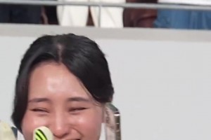 韩国小姐姐被维卡里奥拥抱并赠送原味手套，幸福落泪～